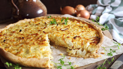 Tarte à l’oignon au reblochon : la recette ultra-gourmande qui régale à tous les coups