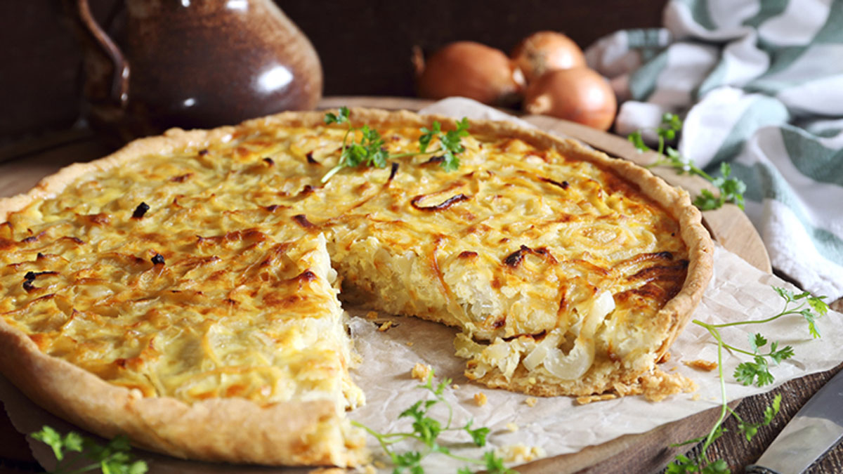 Tarte à l’oignon au reblochon : la recette ultra-gourmande qui régale à tous les coups