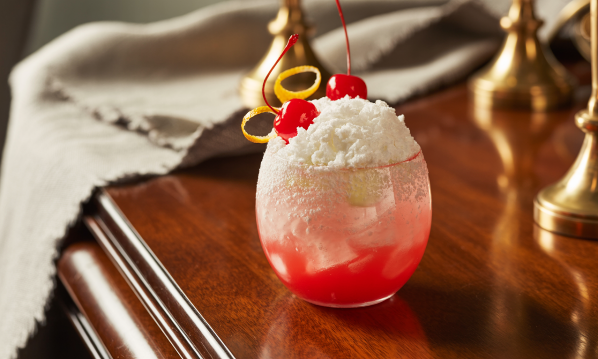 découvrez le cocktail snowball, la boisson hivernale incontournable qui réchauffe vos soirées avec son goût unique et festif. une sensation à ne pas manquer cette saison !