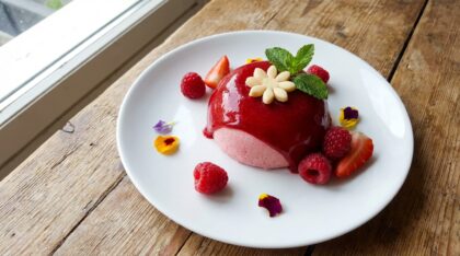 découvrez notre bavarois framboise délicat, accompagné d'un miroir à la fraise brillant et d'un fondant aux amandes gourmand, pour un dessert frais et raffiné qui émerveillera vos papilles.