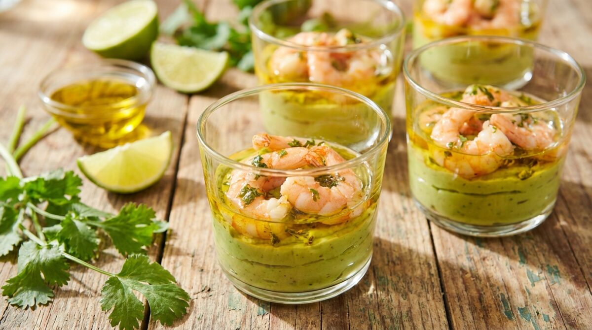 découvrez notre recette facile de verrines avocat et crevettes, sublimées par une huile parfumée pour une entrée fraîche et savoureuse.