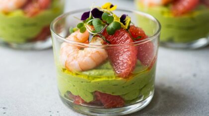 découvrez la verrine crème d’avocat, pamplemousse et crevette, une explosion de fraîcheur et de finesse idéale pour un apéritif gourmand et léger.