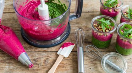 découvrez une recette simple et colorée de verrines betterave et mousse de roquette, parfaite pour un apéritif frais et original.