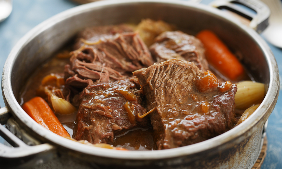 découvrez notre recette de bœuf braisé tendre en cocotte, un plat savoureux et réconfortant qui se prépare lentement pour révéler toutes ses saveurs.