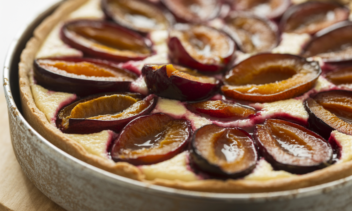 découvrez la tarte aux prunes à la vanille à l’ancienne, un dessert traditionnel irrésistible qui fait fondre les papilles à chaque bouchée.