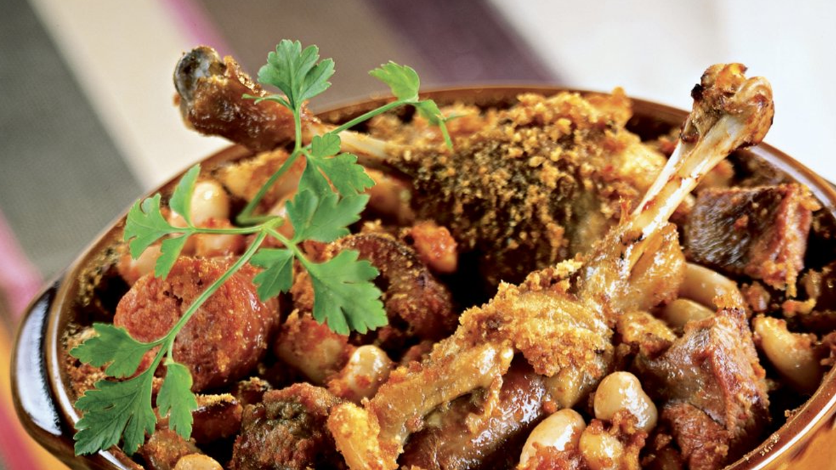 Oubliez les boîtes insipides ! Retrouvez le vrai goût du terroir avec cette recette sacrée du Cassoulet de Castelnaudary à l’ancienne. Le secret ? Une cuisson lente de 7 heures pour des viandes qui s'effilochent et une onctuosité incomparable. C'est le plat mythique à tester au moins une fois dans sa vie pour un repas de famille mémorable. Foncez découvrir l'astuce ! Foncez découvrir le secret.