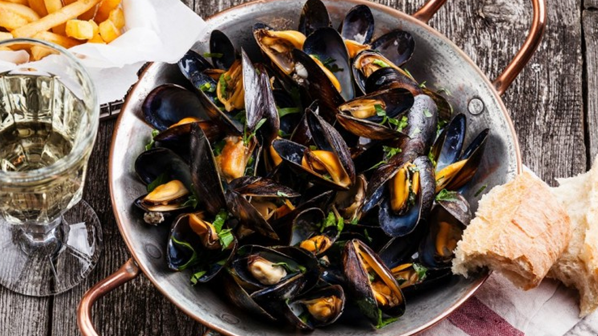 La vraie recette d’un chef étoilé pour sublimer les moules-frites en plat gastronomique