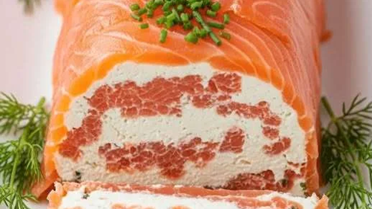 Roulé de saumon fumé au fromage frais : une recette festive et élégante