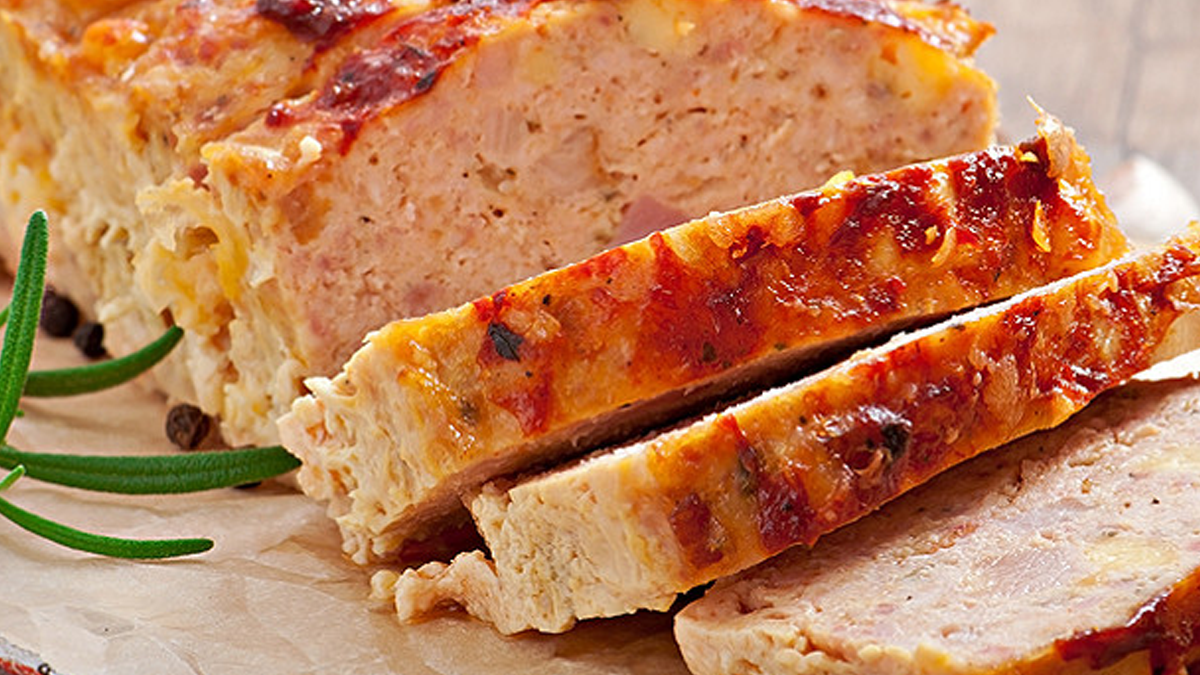 Servez votre terrine bien froide avec une salade verte croquante, des tranches de pain grillé ou des crackers. C'est simple. C'est chaleureux. Et ça crée des conversations autour de la table.