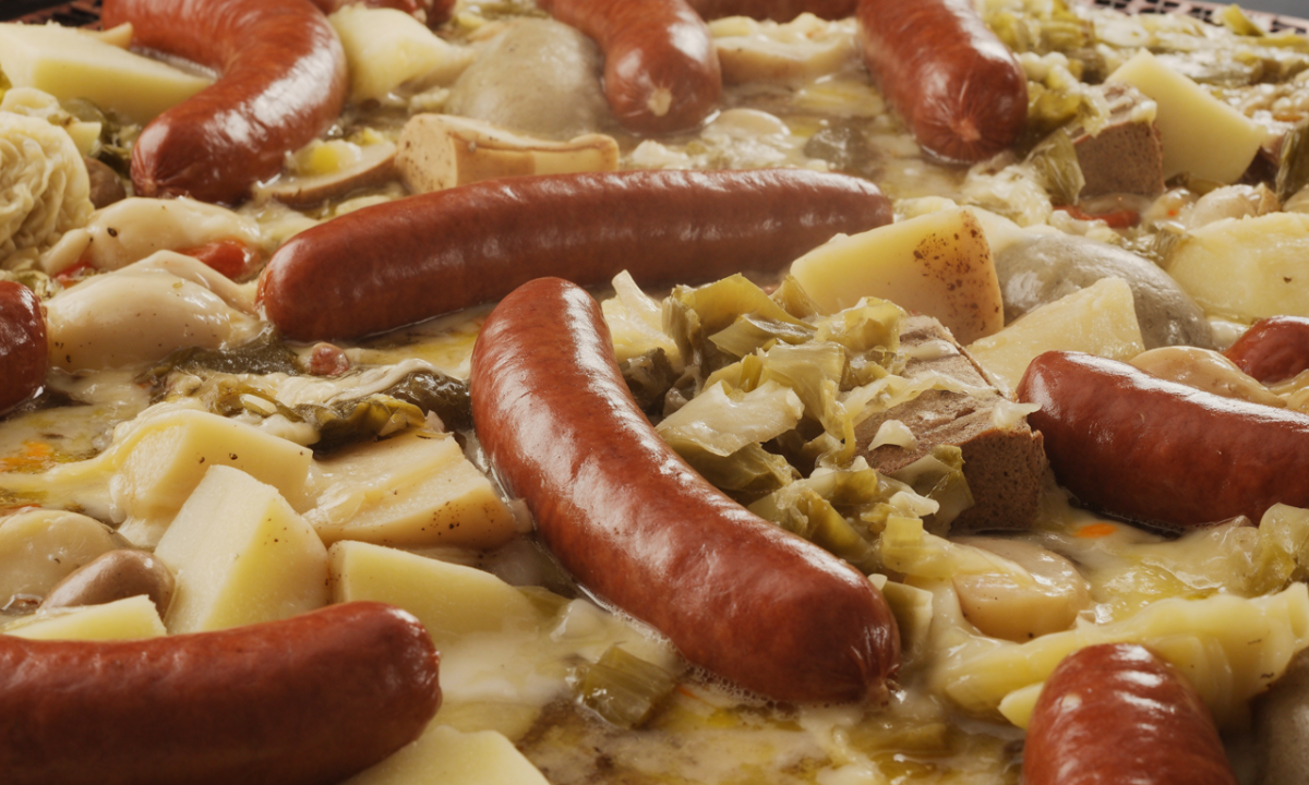 découvrez une potée savoyarde aux diots, généreuse et savoureuse, qui évoque les saveurs authentiques de la montagne. un plat réconfortant parfait pour les amateurs de cuisine traditionnelle.